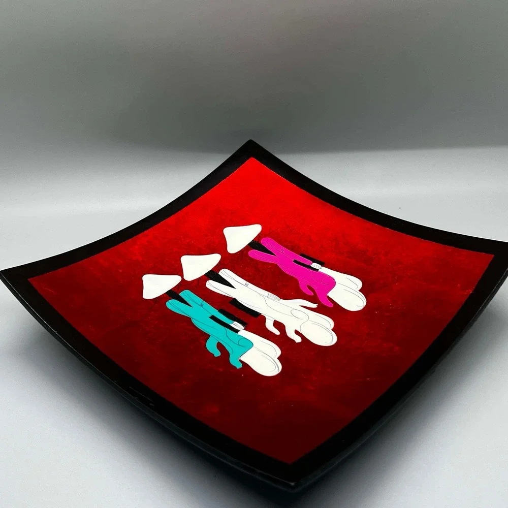 VIETNAMESE Set Of 2 RED LACQUERED CURVED DECORATIVE DISHES‎ 3 WOMEN W/books EUC